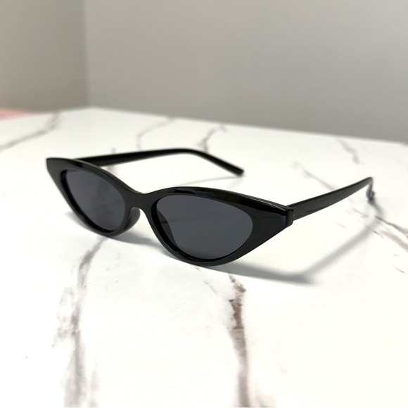 American Vintage Accessories - Sold‎ out Stylish Y2K Trendy Chic Black Cat-Eye Plastic Retro Polarised Sunglass
